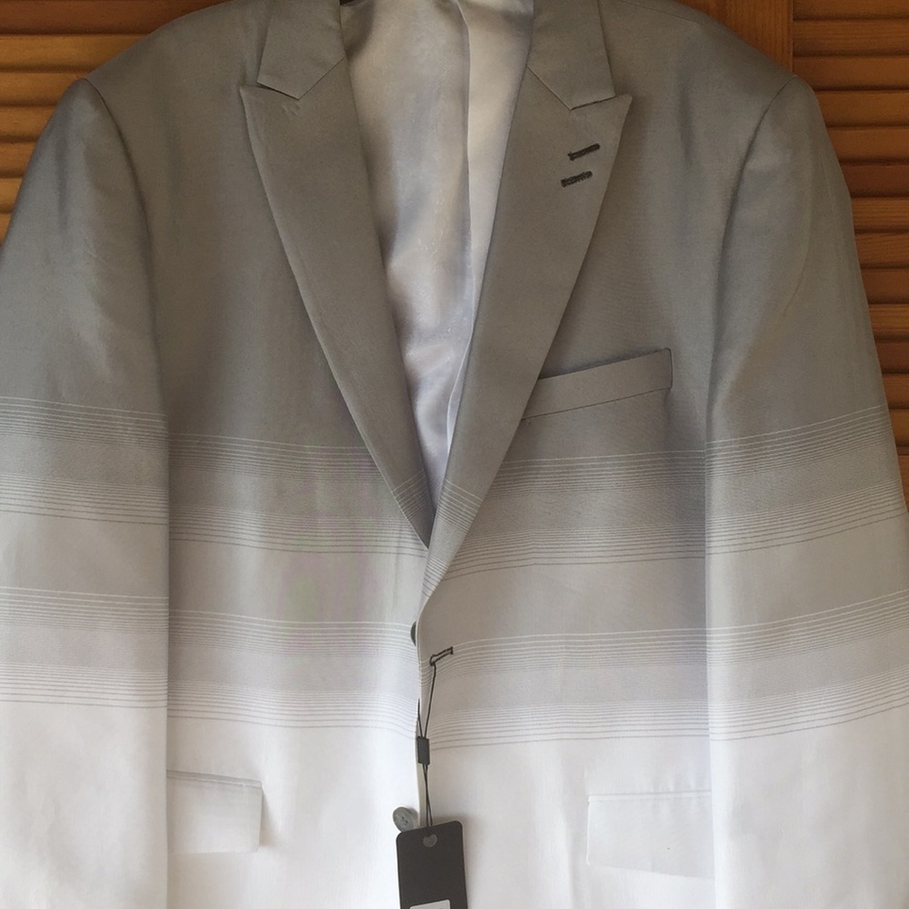 Suit - Picture 3 of 6
